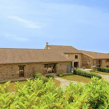 In Dordogne With Accessible Terrace 度假居